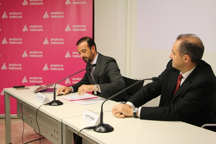 El ministre d'Ordenament Territorial, Jordi Torres, i el director general d'Andorra Telecom, Jordi Nadal, en la roda de premsa per anunciar la venda d'accions d'Avatel.